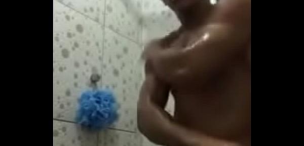  homem gostoso tomando banho em banheiro com rola grossa dura